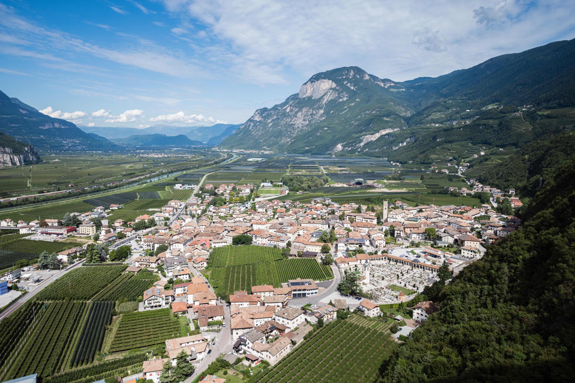 Willkommen in Salurn Südtirol - Das Dorf Salurn liegt an der Weinstraße